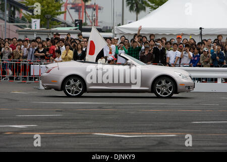 5. Oktober 2008 - Tokyo, Japan - Motor Sport Japan Festival findet in Odaiba. Diese jährliche Veranstaltung bestehen aus japanischen Automobilhersteller, die zusammenkommen, um Motorsport in Japan zu fördern. Bild: TIMO GLOCK von Panasonic Toyota Racing Team hält die Japan-Flagge, wie er japanischen Fans begrüßt. (Kredit-Bild: © Christopher Jue/ZUMA Press) Stockfoto