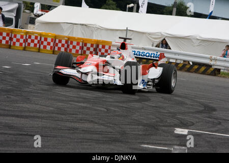 5. Oktober 2008 - Tokyo, Japan - Motor Sport Japan Festival findet in Odaiba. Diese jährliche Veranstaltung bestehen aus japanischen Automobilhersteller, die zusammenkommen, um Motorsport in Japan zu fördern. Bild: TIMO GLOCK in seinem Panasonic Toyota Racing F1-Auto zeigt, was ein F1-Auto ist in der Lage zu japanischen Fans. (Kredit-Bild: © Christopher Jue/ZUMA Press) Stockfoto