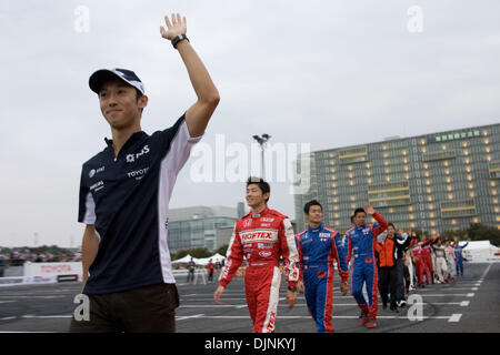 5. Oktober 2008 - Tokyo, Japan - Motor Sport Japan Festival findet in Odaiba. Diese jährliche Veranstaltung bestehen aus japanischen Automobilhersteller, die zusammenkommen, um Motorsport in Japan zu fördern. Bild: KAZUKI NAKAJIMA, Formel Eins Fahrer für AT&T Williams F1 Team winkt dem Publikum. (Kredit-Bild: © Christopher Jue/ZUMA Press) Stockfoto