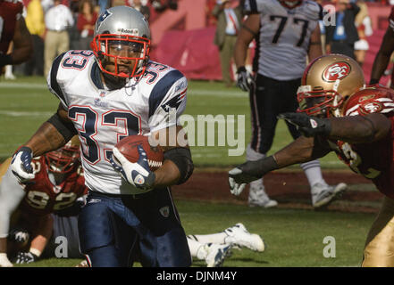 5. Oktober 2008 - San Francisco, Kalifornien - San Francisco 49ers gegen New England Patriots im Monster PARK Sonntag, 5. Oktober 2008--New England Patriots Runningback Kevin Faulk #33 führen vorbei an San Francisco 49ers Cornerback Nate Clements #22 (Credit-Bild: © Al Golub/ZUMApress.com) Stockfoto