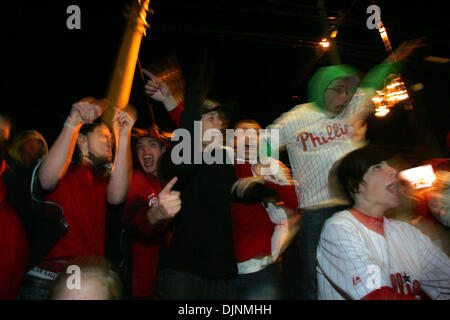 29. Oktober 2008 - Philadelphia, Pennsylvania, USA - Fans feiern eine Phillies gewinnen über die Strahlen am Cottman und Frankford Avenue.  (Kredit-Bild: © David Swanson/Philadelphia DailyNews/ZUMA Press) Stockfoto