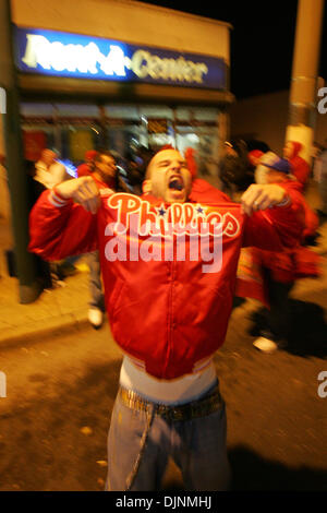 29. Oktober 2008 - Philadelphia, Pennsylvania, USA - Fans feiern eine Phillies gewinnen über die Strahlen am Cottman und Frankford Avenue.  (Kredit-Bild: © David Swanson/Philadelphia DailyNews/ZUMA Press) Stockfoto