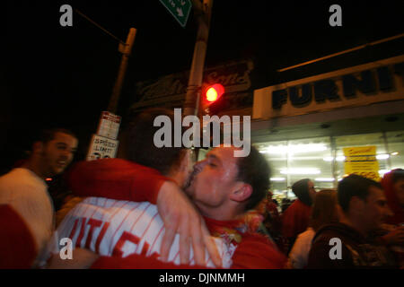 29. Oktober 2008 - Philadelphia, Pennsylvania, USA - Fans feiern eine Phillies gewinnen über die Strahlen am Cottman und Frankford Avenue. (Kredit-Bild: © David Swanson/Philadelphia DailyNews/ZUMA Press) Stockfoto