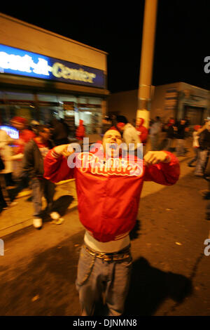 29. Oktober 2008 - Philadelphia, Pennsylvania, USA - Fans feiern eine Phillies gewinnen über die Strahlen am Cottman und Frankford Avenue.  (Kredit-Bild: © David Swanson/Philadelphia DailyNews/ZUMA Press) Stockfoto