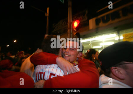 29. Oktober 2008 - Philadelphia, Pennsylvania, USA - Fans feiern eine Phillies gewinnen über die Strahlen am Cottman und Frankford Avenue.  (Kredit-Bild: © David Swanson/Philadelphia DailyNews/ZUMA Press) Stockfoto