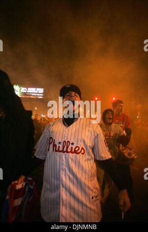 29. Oktober 2008 - Philadelphia, Pennsylvania, USA - Fans feiern eine Phillies gewinnen über die Strahlen am Cottman und Frankford Avenue.  (Kredit-Bild: © David Swanson/Philadelphia DailyNews/ZUMA Press) Stockfoto