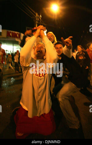 29. Oktober 2008 - Philadelphia, Pennsylvania, USA - Fans feiern eine Phillies gewinnen über die Strahlen am Cottman und Frankford Avenue.  (Kredit-Bild: © David Swanson/Philadelphia DailyNews/ZUMA Press) Stockfoto