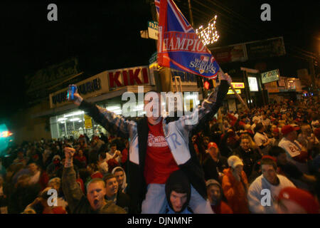 29. Oktober 2008 - Philadelphia, Pennsylvania, USA - Fans feiern eine Phillies gewinnen über die Strahlen am Cottman und Frankford Avenue.  (Kredit-Bild: © David Swanson/Philadelphia DailyNews/ZUMA Press) Stockfoto