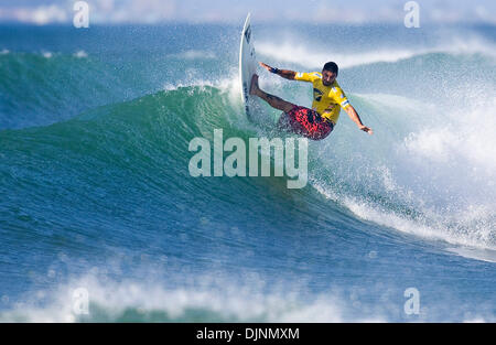 1. November 2008 - Imbituba, Brasilien - LEONARDO NEVES (Brasilien) (Bild) entstand Anfang einer umkämpften Schlacht gegen South African Surfer Jordy Smith in Runde 3 des hängen lose Santa Catarina Pro in Imbituba heute. Neves, ein Publikumsliebling avancierte mit insgesamt Wärme 12.33 zum Smiths 11.40 (beide aus 20.00 Uhr). (Kredit-Bild: © Kirstin Scholtz/ASP-bedeckten Bilder/ZUMA Press) Stockfoto