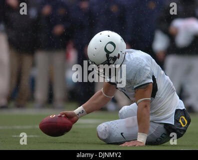 Oregon Ducks Quarterback Jeremiah Masoli, #2, ist langsam aufstehen nach immer in Angriff genommen im 1. Quartal ihres Spiels auf Samstag, 1. November 2008 im Memorial Stadium in Berkeley, Kalifornien (Jose Carlos Fajardo/Contra Costa Times / ZUMA Press). Stockfoto