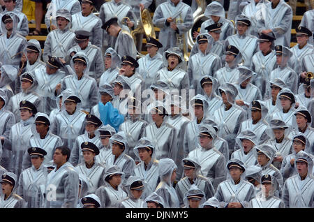 Die California Golden Bears Blaskapelle zu halten versucht zu trocknen, da sie den Oregon Ducks auf Samstag, 1. November 2008 im Memorial Stadium in Berkeley, Kalifornien spielen (Jose Carlos Fajardo/Contra Costa Times / ZUMA Press). Stockfoto