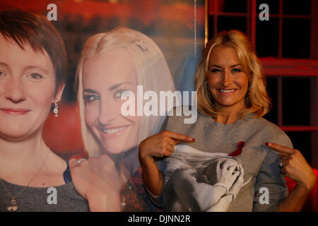 Berlin, Deutschland. 29. November 2013. Pressekonferenz mit der deutschen Sterne-Sängerin Sarah Connor zum "Zusammenleben positiv" anlässlich des Welt-AIDS-Tag im Admiral Palace in Berlin. Bildnachweis: Reynaldo Chaib Paganelli/Alamy Live-Nachrichten Stockfoto