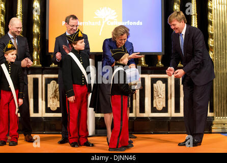 Amsterdam, Niederlande. 29. November 2013. Dutch King Willem-Alexander (R) erhält die 1. Kopie der drei Biographien der niederländischen Könige William I, II und III in der Nieuwe Kerk in Amsterdam, Niederlande, 29. November 2013. Foto: RoyalPress/Albert Nieboer / / Dpa/Alamy Live News Stockfoto