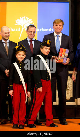 Amsterdam, Niederlande. 29. November 2013. Dutch King Willem-Alexander (R) erhält die 1. Kopie der drei Biographien der niederländischen Könige William I, II und III in der Nieuwe Kerk in Amsterdam, Niederlande, 29. November 2013. Foto: RoyalPress/Albert Nieboer / / Dpa/Alamy Live News Stockfoto