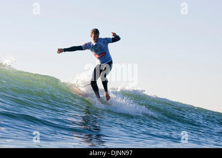 6. November 2008 - San Clemente, Kalifornien, USA - JONATHAN LARCHER (Anglet, Frankreich) (Bild) gewann seinen Vorlauf bei der Oxbow World Longboard Tour San Onofre State Beach heute. Larcher die Bestnoten in zwei Wellen waren eine 7.00 Uhr und 5.30 Uhr (von möglichen 10) in Höhe von einem Hitze-Score von 12.30 (aus einer möglichen 20). Larcher besiegte Keegan Edwards (HAW), die eine totale Wärme-Punktzahl von 11,65 gepostet hat. Lar Stockfoto