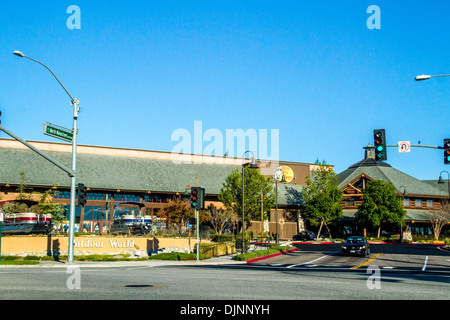 Der Bass Pro Shops speichern in Rancho Cucamonga, Kalifornien am Thanksgiving Day 2013 Stockfoto