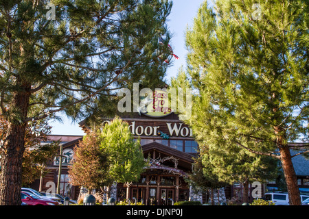 Der Bass Pro Shops speichern in Rancho Cucamonga, Kalifornien am Thanksgiving Day 2013 Stockfoto