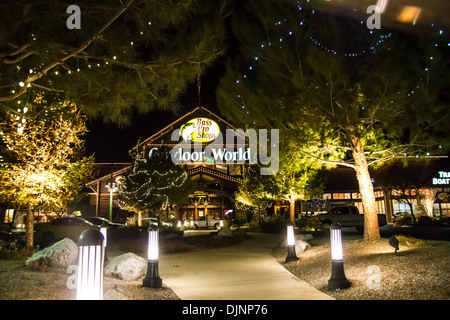 Der Bass Pro Shops speichern in Rancho Cucamonga, Kalifornien in der Nacht Stockfoto