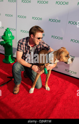 LOS ANGELES CA - 3.Mai: Kaj-Erik Eriksen Hund Hazel Eröffnung des Pooch Hotel Los Angeles Kalifornien - 03.05.12 Stockfoto