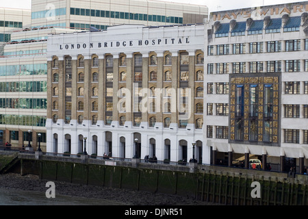 London Bridge Hospital am Ufer der Themse Stockfoto