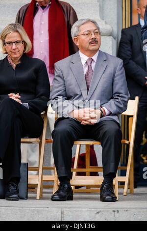 San Francisco, Kalifornien, USA. 27. November 2013. San Francisco Bürgermeister ED LEE hört während ein Kerzenlicht-Mahnwache, die anlässlich den 35. Jahrestag der Ermordung von Stadt Supervisor Harvey Milk und Bürgermeister George Moscone im Rathaus abgehalten wurde. Milch war erste offen Homosexuell gewählten Beamten des Landes und ein führendes Unternehmen in der LGBT-Gemeinschaft. Er und Bürgermeister Moscone wurden von ehemaligen Stadt Supervisor Dan White in ihren Büros am 27. November 1978 ermordet. Bildnachweis: Peter Thoshinsky/ZUMA Wire/ZUMAPRESS.com/Alamy Live-Nachrichten Stockfoto