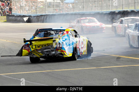 10. August 2008: Kyle Busch von der M & M' Toyota-Team gewinnt die Centurion-Boote in The Glen in Watkins Glen International. Bobby Labonte in #43 Autowracks auf Schoß 82 90 Runden-Rennen. (Bild Kredit: Ã'Â © Cal Sport Media/ZUMA Press) (Kredit-Bild: © Alan Schwartz/Cal-Sport-Medien) Stockfoto