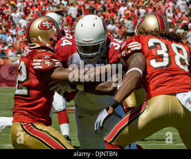 Sep 07, 2008 - San Francisco, Kalifornien - San Francisco 49ers Vs Arizona Cardinals im Monster PARK Sonntag, 7. September 2008. Arizona Cardinals Runningback Tim Hightower gefangen von San Francisco 49ers Safety Michael Lewis und Sicherheit Dashon Goldson (Credit-Bild: © Al Golub/ZUMApress.com) Stockfoto