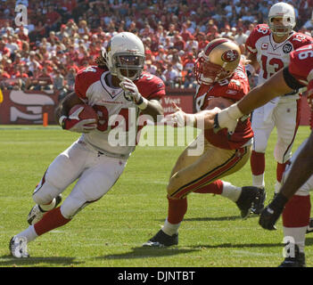 Sep 07, 2008 - San Francisco, Kalifornien - San Francisco 49ers Vs Arizona Cardinals im Monster PARK Sonntag, 7. September 2008. Arizona Cardinals Runningback Tim Hightower findet Platz von San Francisco 49ers defensive End Justin Smith ausgeführt. (Kredit-Bild: © Al Golub/ZUMApress.com) Stockfoto