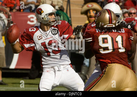 Sep 07, 2008 - San Francisco, Kalifornien - San Francisco 49ers Vs Arizona Cardinals im Monster PARK Sonntag, 7. September 2008. Arizona Cardinals Quarterback Kurt Warner läßt als San Francisco 49ers defensive End übergehen, was, die Ray McDonald ausgeblieben ist. (Kredit-Bild: © Al Golub/ZUMApress.com) Stockfoto