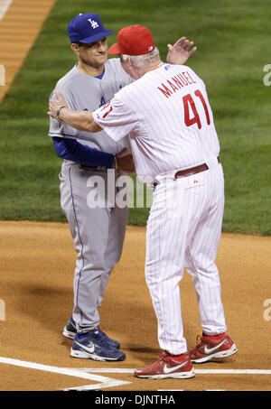 9. Oktober 2008 - Philadelphia, Pennsylvania, USA - Dodgers-Manager JOE TORRE grüßt Phillies' CHARLIE MANUEL zu Beginn des Spiel 1 von NLCS im Citizens Bank Park. (Kredit-Bild: © David Maialetti/Philadelphia DailyNews/ZUMA Press) Stockfoto
