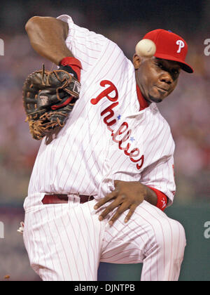 9. Oktober 2008 vermisst - Philadelphia, Pennsylvania, USA - RYAN HOWARD dem Griff auf eine Infield Single von Andre entweder in Spiel 1 von NLCS im Citizens Bank Park. (Kredit-Bild: © Yong Kim/Philadelphia DailyNews/ZUMA Press) Stockfoto