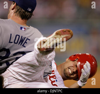 9. Oktober 2008 - Philadelphia, Pennsylvania, USA - Phillies SHANE VICTORINO kollidiert Dodgers DEREK LOWE in Spiel 1 von NLCS im Citizens Bank Park. (Kredit-Bild: © Yong Kim/Philadelphia DailyNews/ZUMA Press) Stockfoto