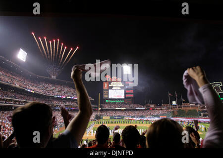 9. Oktober 2008 - Philadelphia, Pennsylvania, USA - Fans jubeln zu Beginn des Spiel 1 von NLCS im Citizens Bank Park. (Kredit-Bild: © David Maialetti/Philadelphia DailyNews/ZUMA Press) Stockfoto