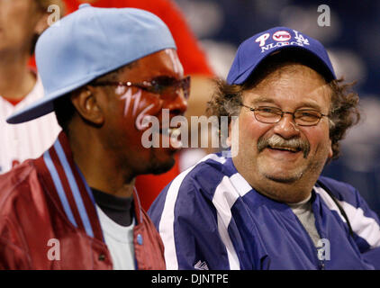 9. Oktober 2008 - Philadelphia, Pennsylvania, USA - Dodgers fan KEVIN JULIANO, rechts, und CHARLES ROBINSON von North Philadelphia Witze vor Spiel 1 von NLCS im Citizens Bank Park. (Kredit-Bild: © Ron Cortes/Philadelphia DailyNews/ZUMA Press) Stockfoto
