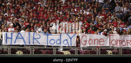 9. Oktober 2008 - Philadelphia, Pennsylvania, USA - Phillies Ventilatoren Dodgers Manny Ramirez mit Zeichen in Spiel 1 von NLCS im Citizens Bank Park begrüßen. (Kredit-Bild: © Jerry Lodriguss/Philadelphia DailyNews/ZUMA Press) Stockfoto
