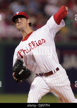 9. Oktober 2008 - Philadelphia, Pennsylvania, USA - Phillies Krug COLE HEMELS erste Seillänge von Spiel 1 von NLCS im Citizens Bank Park. (Kredit-Bild: © Jerry Lodriguss/Philadelphia DailyNews/ZUMA Press) Stockfoto