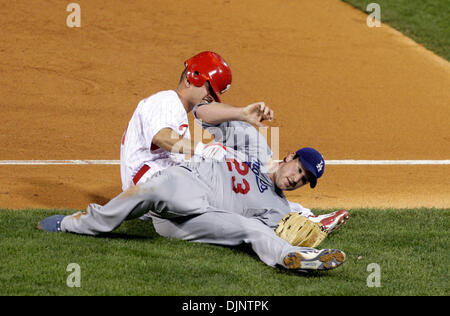 9. Oktober 2008 - Philadelphia, Pennsylvania, USA - Phillies SHANE VICTORINO, links, kollidiert Dodgers DEREK LOWE, das dritten Inning in Spiel 1 von NLCS im Citizens Bank Park zu beenden. (Kredit-Bild: © David Maialetti/Philadelphia DailyNews/ZUMA Press) Stockfoto