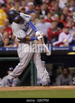 9. Oktober 2008 verdoppelt - Philadelphia, Pennsylvania, USA - Dodgers MANNY RAMIREZ, um im ersten Lauf in Spiel 1 von NLCS im Citizens Bank Park zu fahren. (Kredit-Bild: © Yong Kim/Philadelphia DailyNews/ZUMA Press) Stockfoto