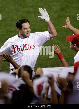 9. Oktober 2008 - Philadelphia, Pennsylvania, USA - Phillies PAT BURRELL feiert seinen 6. Inning Homer in Spiel 1 von NLCS im Citizens Bank Park. (Kredit-Bild: © David Maialetti/Philadelphia DailyNews/ZUMA Press) Stockfoto