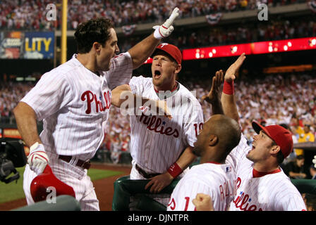 9. Oktober 2008 wird am Eingang der Einbaum - Philadelphia, Pennsylvania, USA - Phillies PAT BURRELL, links, nach seinem vorwärtsstrebende Homer während Spiel 1 von NLCS im Citizens Bank Park begrüßt. (Kredit-Bild: © Jerry Lodriguss/Philadelphia DailyNews/ZUMA Press) Stockfoto