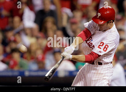 9. Oktober 2008 - Philadelphia, Pennsylvania, USA - Phillies CHASE UTLEY knüpft das Spiel mit diesem 2-Run Homer in Spiel 1 von NLCS im Citizens Bank Park. (Kredit-Bild: © Ron Cortes/Philadelphia DailyNews/ZUMA Press) Stockfoto