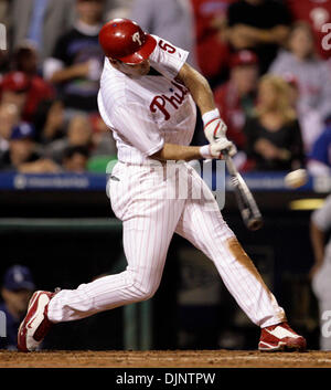 9. Oktober 2008 - Philadelphia, Pennsylvania, USA - Phillies PAT BURRELL schlägt einen Home Run für die Phillies setzen voraus in Spiel 1 von NLCS im Citizens Bank Park. (Kredit-Bild: © Yong Kim/Philadelphia DailyNews/ZUMA Press) Stockfoto