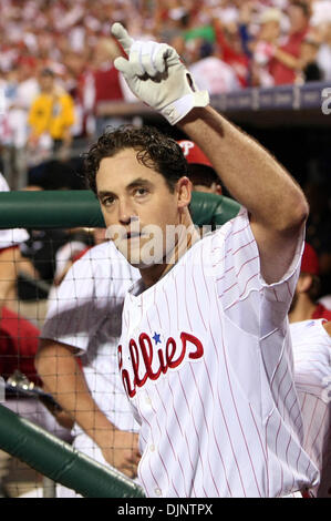 9. Oktober 2008 Wellen - Philadelphia, Pennsylvania, USA - Phillies PAT BURRELL nach seinen Home Run für die Phillies setzen voraus in Spiel 1 von NLCS im Citizens Bank Park. (Kredit-Bild: © Jerry Lodriguss/Philadelphia DailyNews/ZUMA Press) Stockfoto