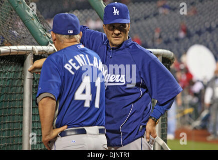 9. Oktober 2008 beobachten - Philadelphia, Pennsylvania, USA - Dodgers Manager JOE TORRE und knallharten Trainer JEFF PENTLAND Wimper Praxis vor Spiel 1 von NLCS im Citizens Bank Park. (Kredit-Bild: © Jerry Lodriguss/Philadelphia DailyNews/ZUMA Press) Stockfoto