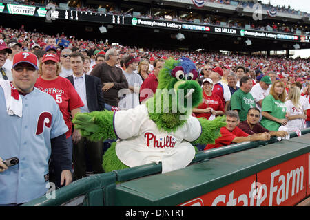 10. Oktober 2008 - Philadelphia, Pennsylvania, USA - The Philly Phanatic Uhren das Spiel mit den Fans während der vierten Inning gegen die Los Angeles Dodgers im zweiten Spiel der National League Championship Series im Citizens Bank Park. (Kredit-Bild: © Barbara Johnston/Philadelphia DailyNews/ZUMA Press) Stockfoto