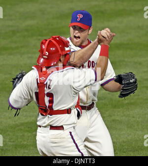 10. Oktober 2008 feiert - Philadelphia, Pennsylvania, USA - Phillies näher BRAD LIDGE, Top, mit Catcher CARLOS RUIZ nach dem 9. Inning gegen die Dodgers 8-5 in Spiel zwei des NLCS im Citizens Bank Park. (Kredit-Bild: © Steven M. Falk/Philadelphia DailyNews/ZUMA Press) Stockfoto