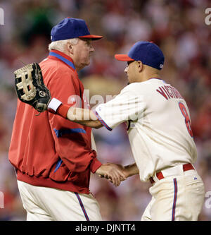 10. Oktober 2008 - Philadelphia, Pennsylvania, USA - Phillies SHANE VICTORINO stößt Manager CHARLIE MANUEL, nachdem die Phillies die Los Angeles Dodgers 8-5 in Spiel zwei des NLCS schlagen. (Kredit-Bild: © Yong Kim/Philadelphia DailyNews/ZUMA Press) Stockfoto