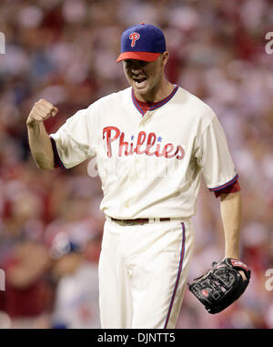 10. Oktober 2008 - Philadelphia, Pennsylvania, USA - Phillies RYAN MADSON pumpt seine Faust nach dem Werfen eines Scorless achten Inning gegen die Los Angeles Dodgers in Spiel zwei der NLCS.  Die Phillies schlagen die Dodgers 8-5. (Kredit-Bild: © Yong Kim/Philadelphia DailyNews/ZUMA Press) Stockfoto