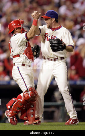 10. Oktober 2008 feiern - Philadelphia, Pennsylvania, USA - Phillies BRAD LIDGE und CARLOS RUIZ, nachdem die Phillies die Los Angeles Dodgers 8-5 in Spiel zwei des NLCS schlagen. (Kredit-Bild: © Yong Kim/Philadelphia DailyNews/ZUMA Press) Stockfoto