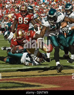 12. Oktober 2008 - San Francisco, Kalifornien - San Francisco 49ers gegen Philadelphia Eagles am Monster PARK Sonntag, 12. Oktober 2008. San Francisco 49ers Runningback Frank Gore #21 Tauchgänge hinter Philadelphia Eagles FS Brian Dawkins #20 für Touchdown (Credit-Bild: © Al Golub/ZUMApress.com) Stockfoto